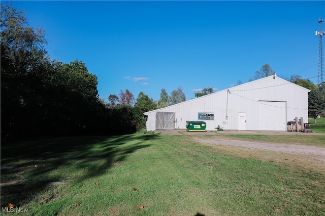 view of yard with an outbuilding