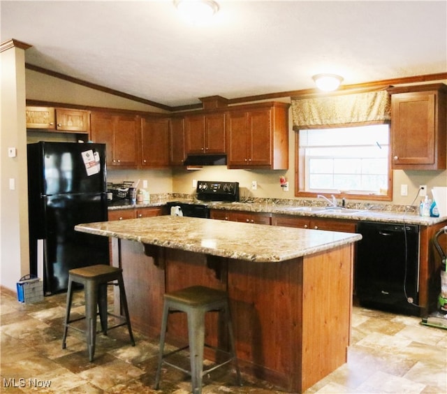 kitchen with a kitchen island, a breakfast bar area, sink, black appliances, and vaulted ceiling