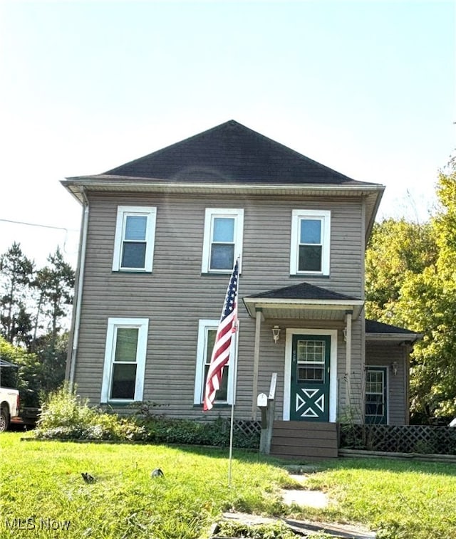 view of front property featuring a front yard