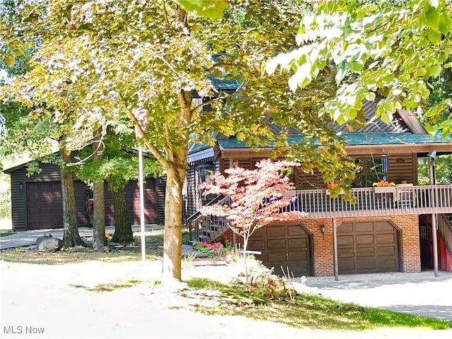 view of front of property featuring a garage