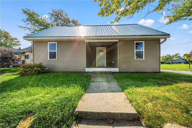 bungalow-style home featuring a front lawn and a porch