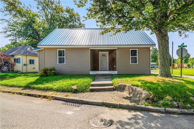 view of front of house featuring a front lawn