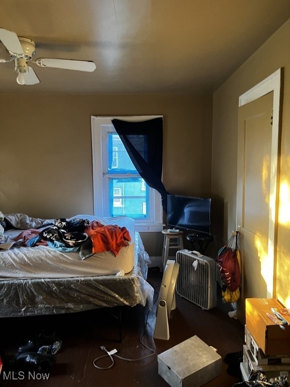 bedroom featuring ceiling fan