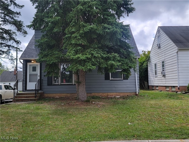 view of front of property featuring a front yard