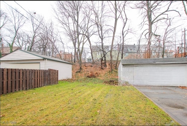 view of yard with an outbuilding and a garage