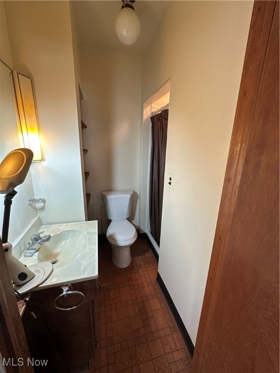 bathroom with vanity, toilet, and a shower with shower curtain