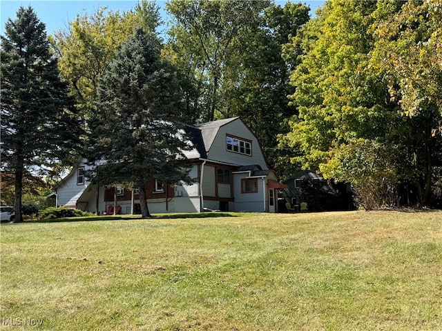 view of front of property with a front yard