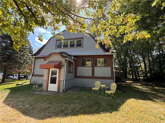 view of front of property with a front yard