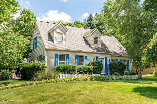 cape cod house featuring a front lawn