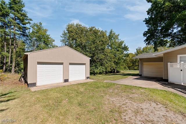 view of yard with an outdoor structure and a garage