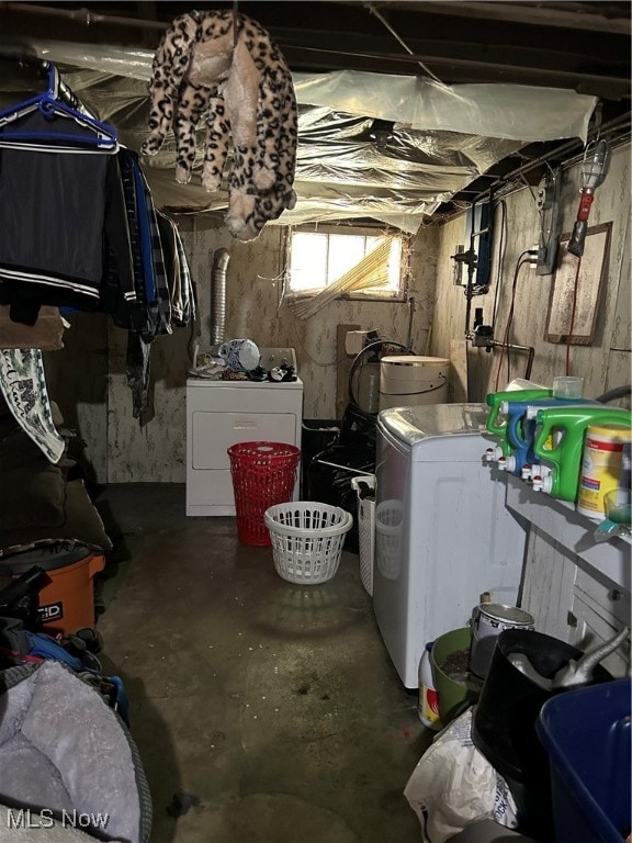 basement with washing machine and dryer