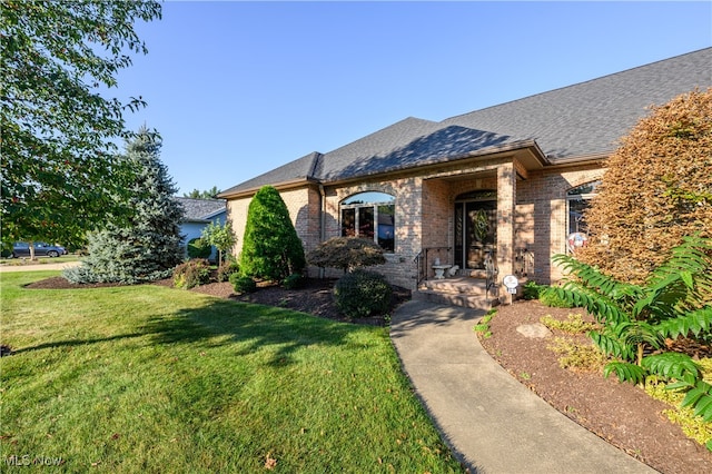 view of front of home featuring a front yard