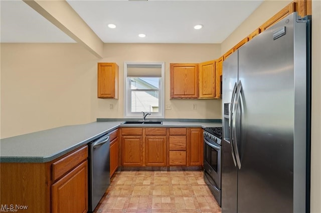 kitchen featuring sink, kitchen peninsula, and stainless steel appliances