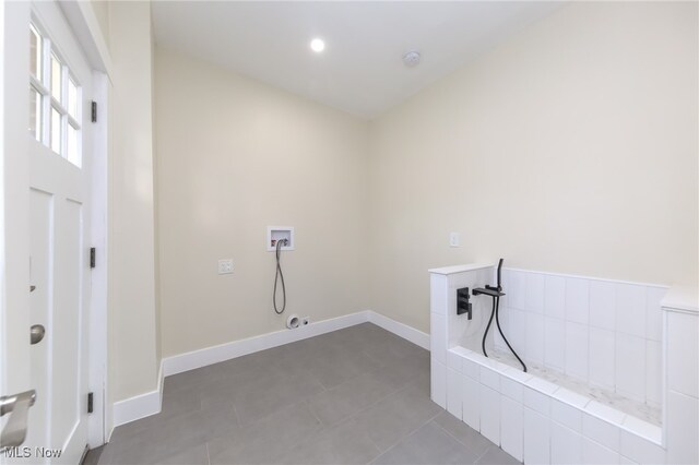 clothes washing area with washer hookup, hookup for a gas dryer, and tile patterned floors