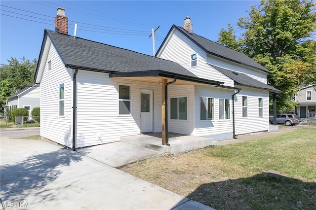 view of front of house featuring a front yard