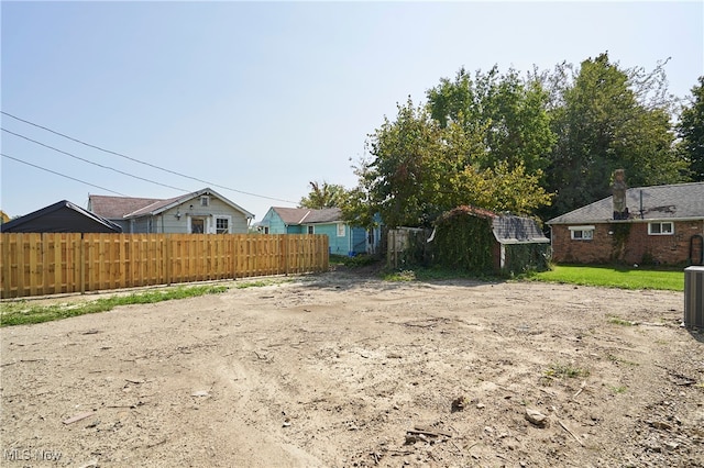 view of yard with a storage shed