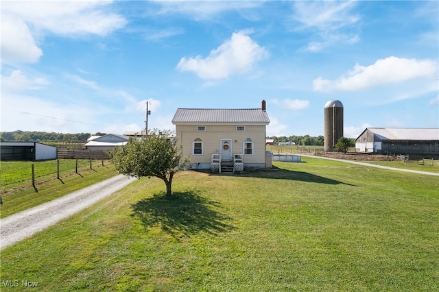 view of front of house featuring a front yard