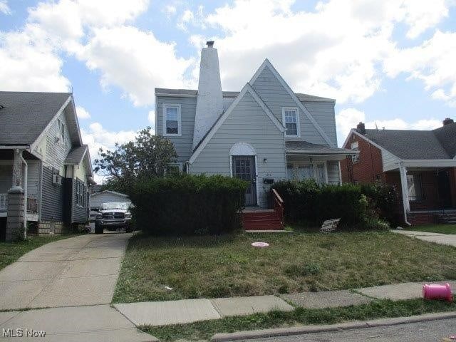 view of front of home with a front lawn