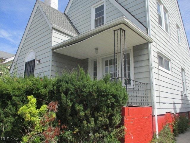 entrance to property featuring a porch