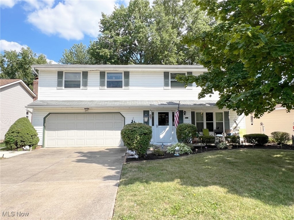 view of front of house featuring a front yard and a garage