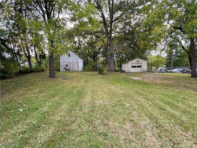 view of yard featuring an outbuilding