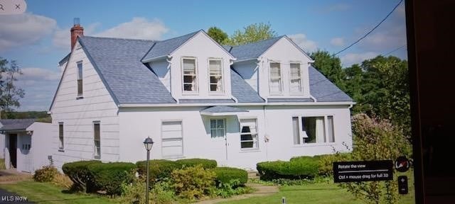 view of front of property featuring a front yard