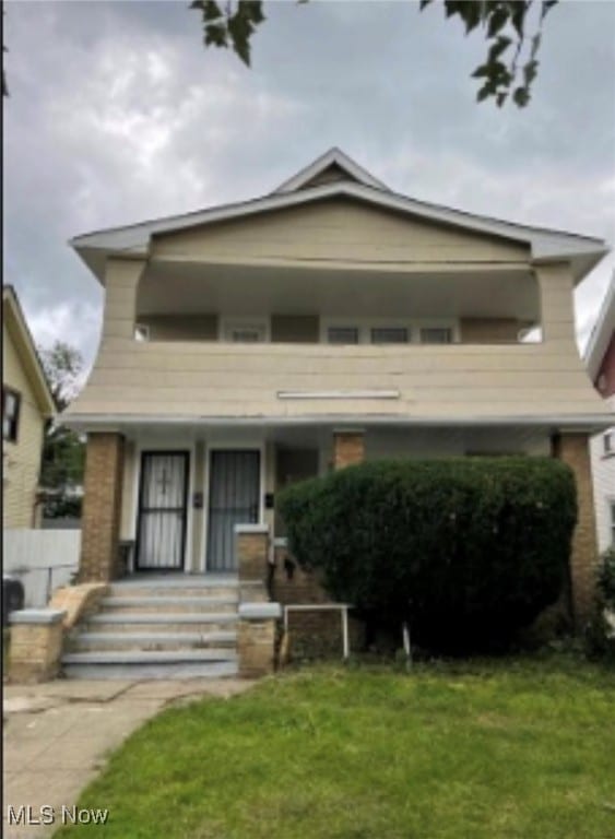 view of front of house featuring a front lawn