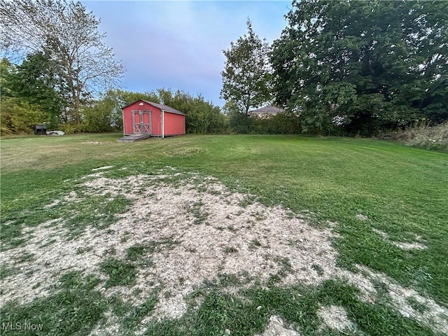 view of yard with a storage shed