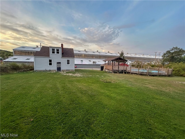 view of yard at dusk