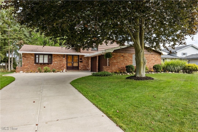 single story home with a front yard