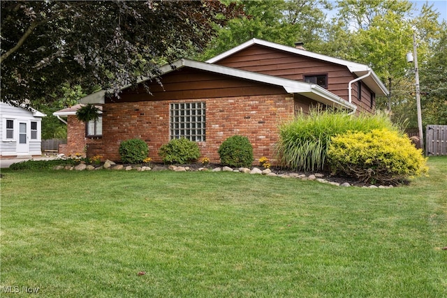 view of front facade featuring a front lawn