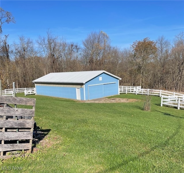 view of yard featuring an outbuilding