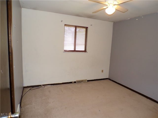 unfurnished room with light carpet and ceiling fan