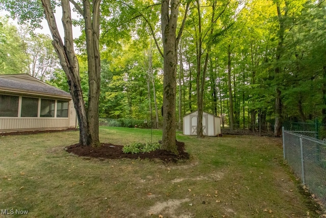 view of yard featuring a storage shed