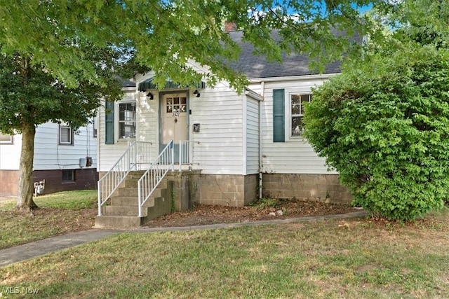 view of front facade featuring a front lawn