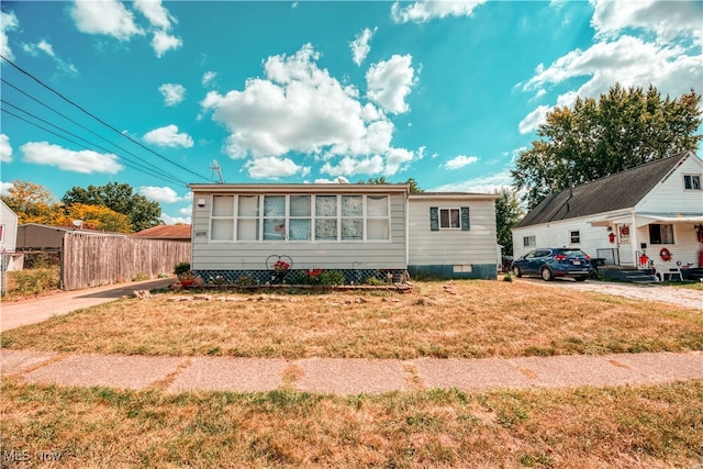 view of front facade featuring a front yard