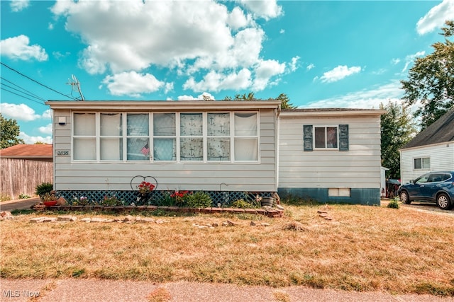 view of front of property featuring a front yard