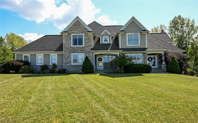 view of front facade featuring a front lawn