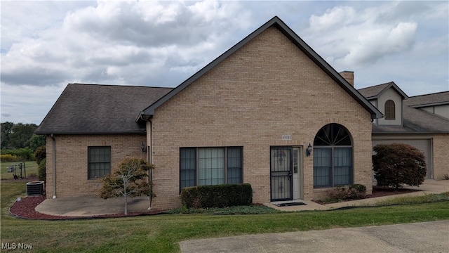 view of front of house featuring cooling unit and a front lawn