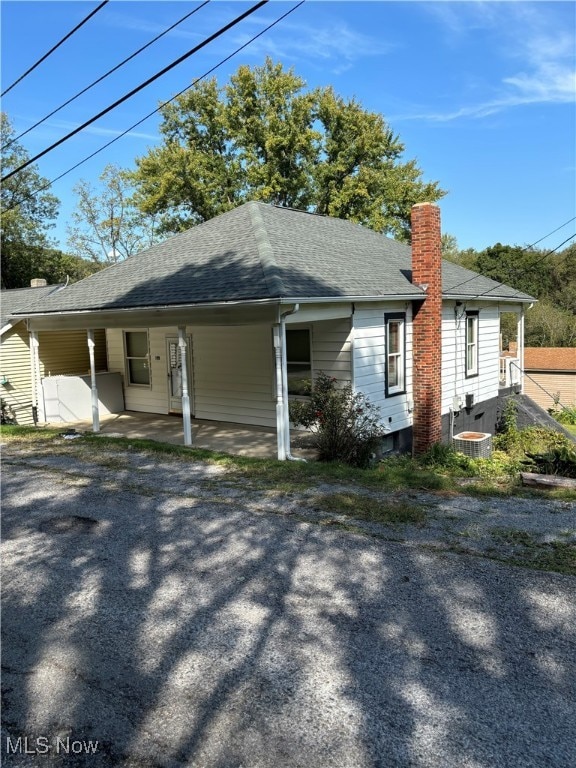 view of front of house featuring a carport