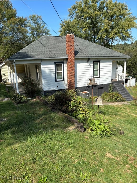 view of front of property featuring a front yard