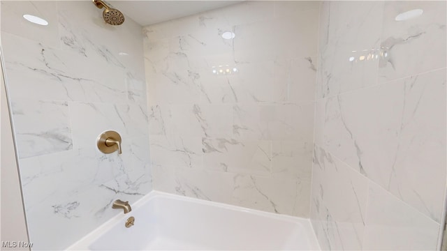 bathroom with tiled shower / bath combo