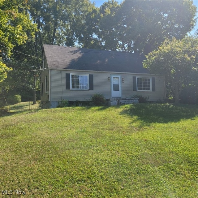 view of front facade featuring a front lawn