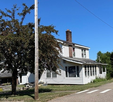 exterior space featuring a front yard