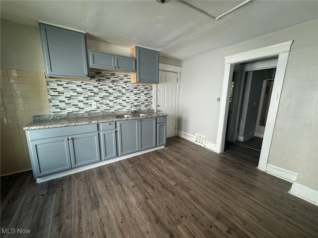 kitchen featuring dark hardwood / wood-style floors, sink, and gray cabinetry