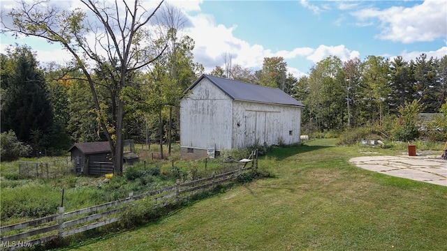 view of yard with a shed