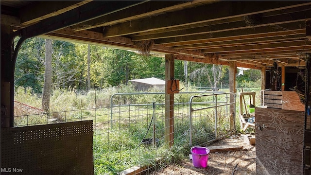 view of yard featuring an outdoor structure