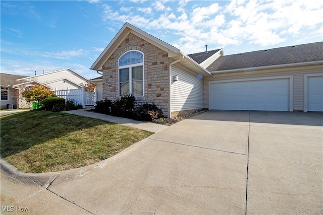 view of front facade featuring a garage and a front yard