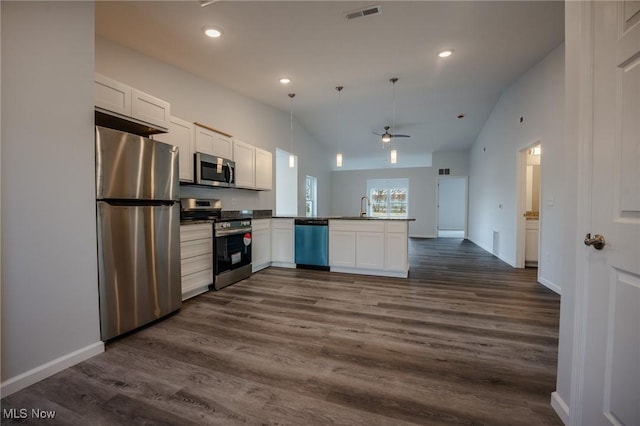 kitchen featuring white cabinets, sink, kitchen peninsula, and stainless steel appliances