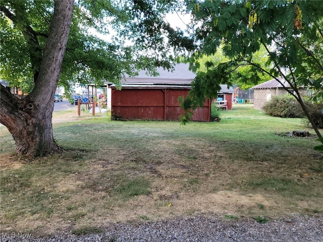 view of yard with an outbuilding